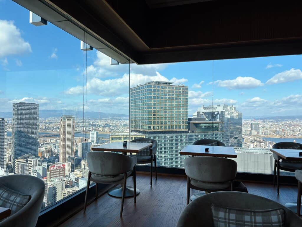 THE MOMENTの窓側の座席