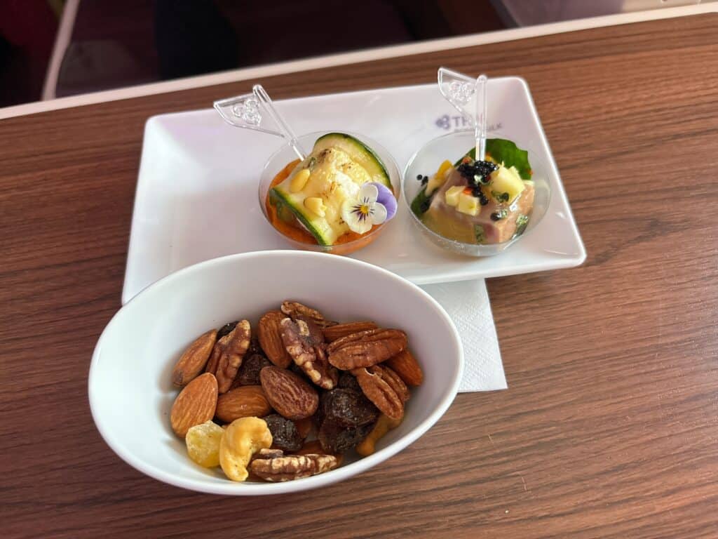 バンコクスワンナプーム国際空港→羽田便で提供されたアミューズとミックスナッツ