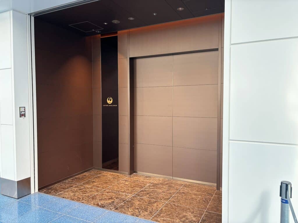 JALファーストクラス専用のチェックインカウンターの外観