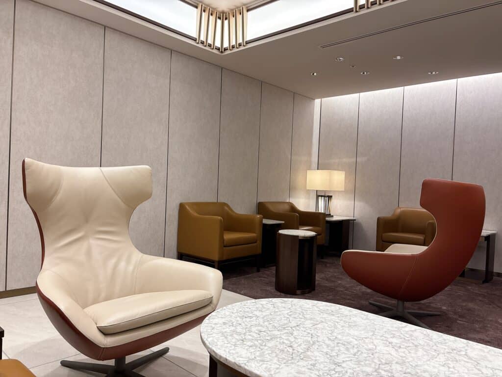 別角度から撮影したJALファーストクラス専用のチェックインカウンター