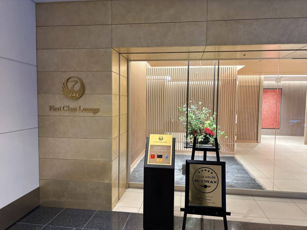 JALファーストクラスラウンジの入り口