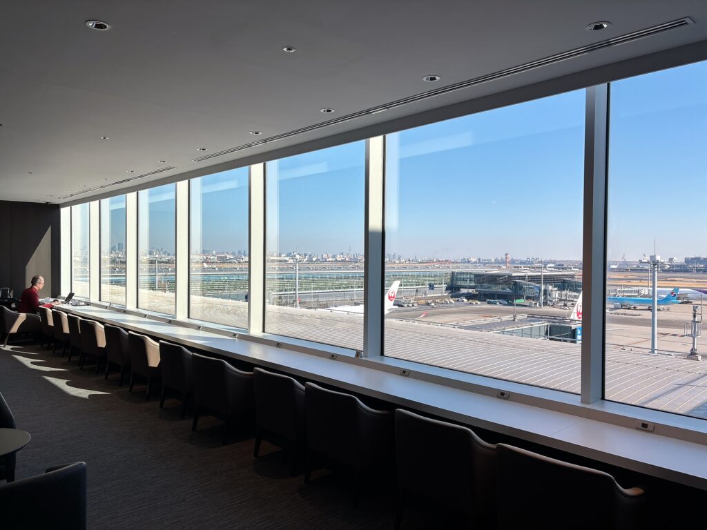 JAL's SALONから見える滑走路