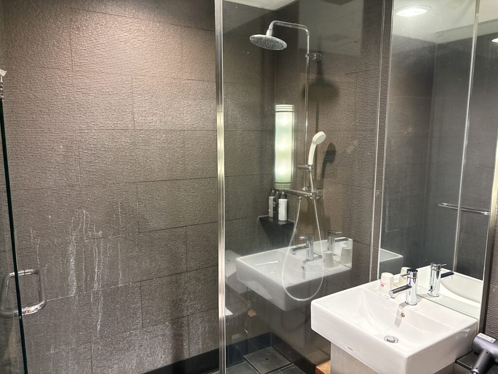 羽田空港国際線JALファーストクラスラウンジのシャワールーム内の様子