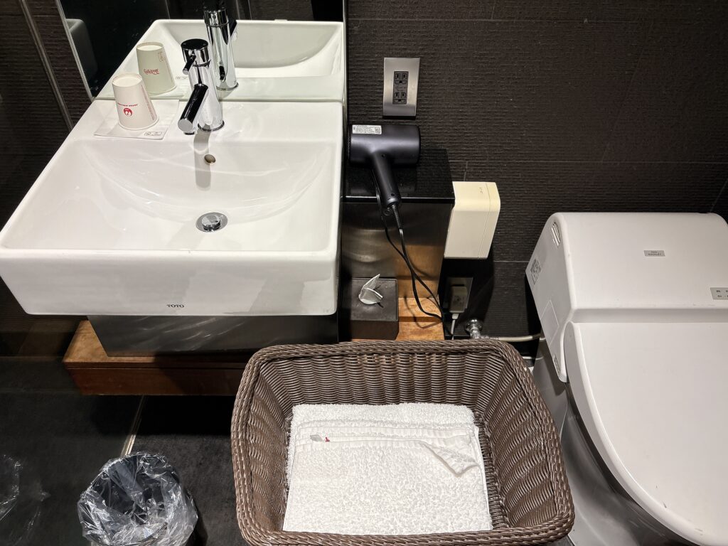 羽田空港国際線JALファーストクラスラウンジのシンクとトイレ