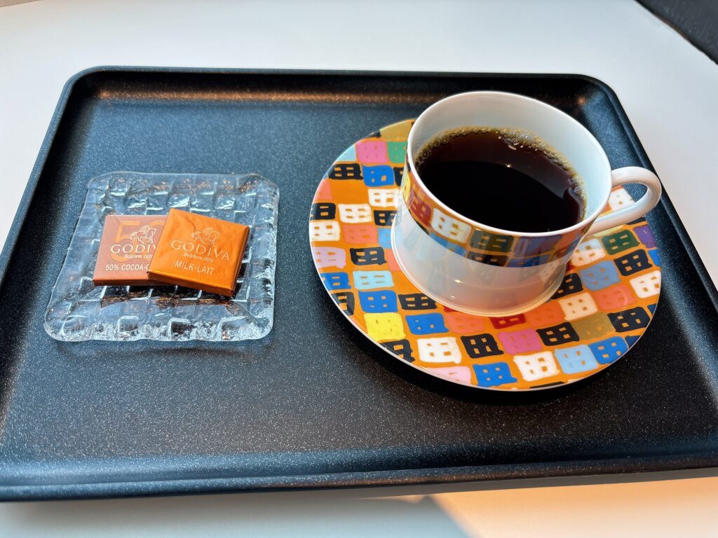 JAL's SALONオリジナルブレンドとゴディバのチョコレート