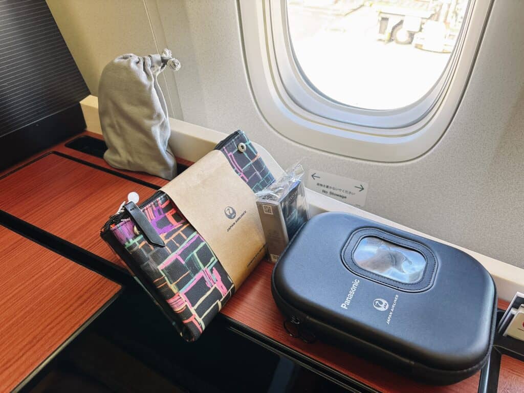 JALファーストクラスのアメニティポーチ、ヘッドホン