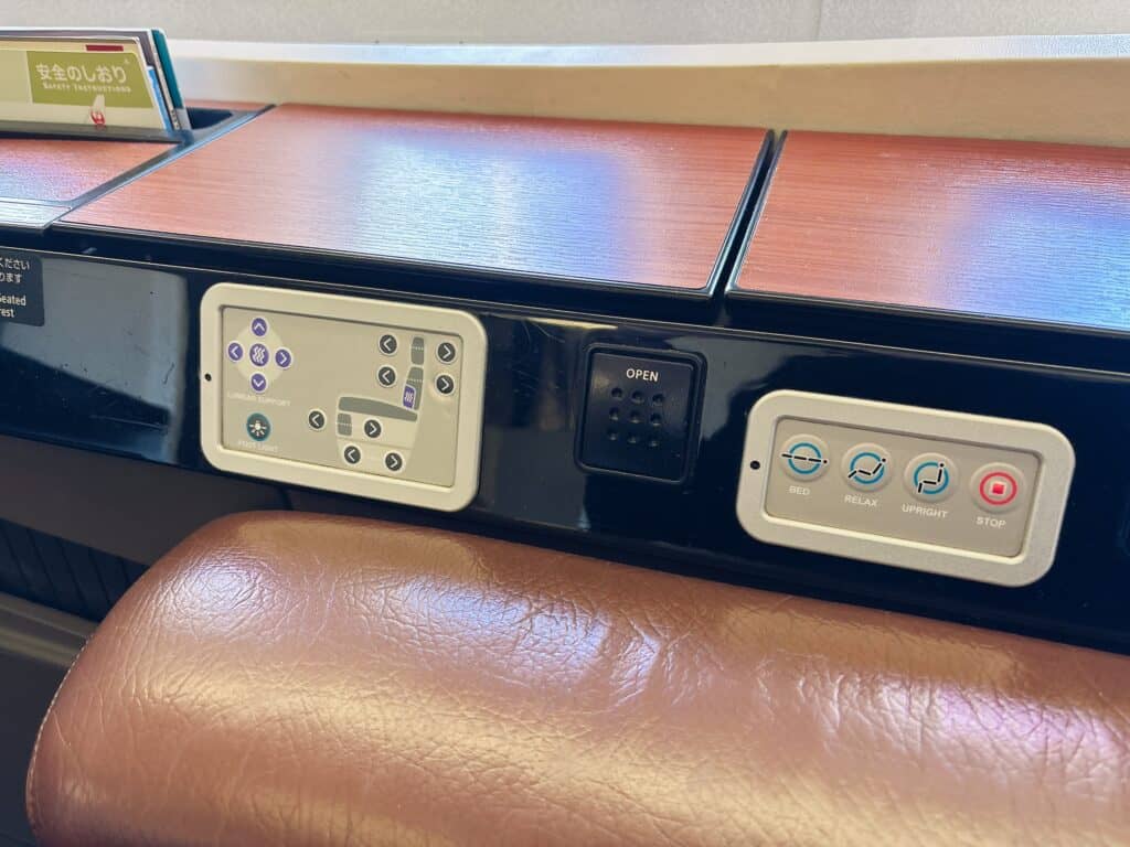JAL SUITEのリクライニングボタン