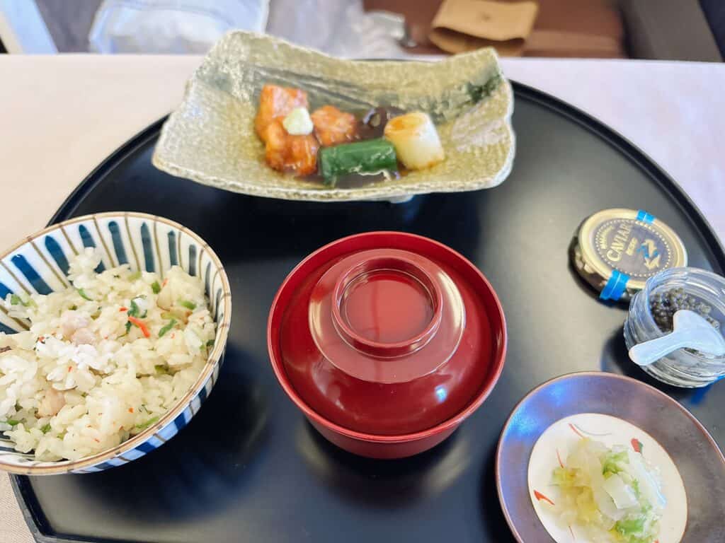 石かわ監修の地鶏の炊き込みご飯と琥珀監修のふぐの唐揚げ