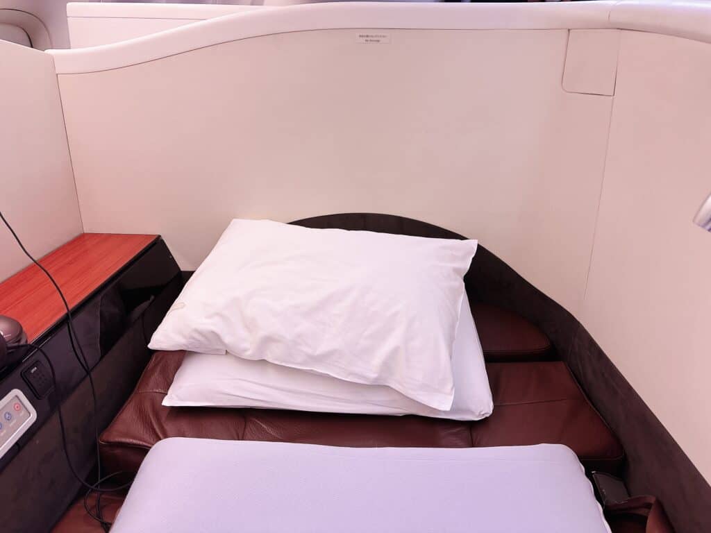 別角度から撮影したJAL SUITEのベッドモード