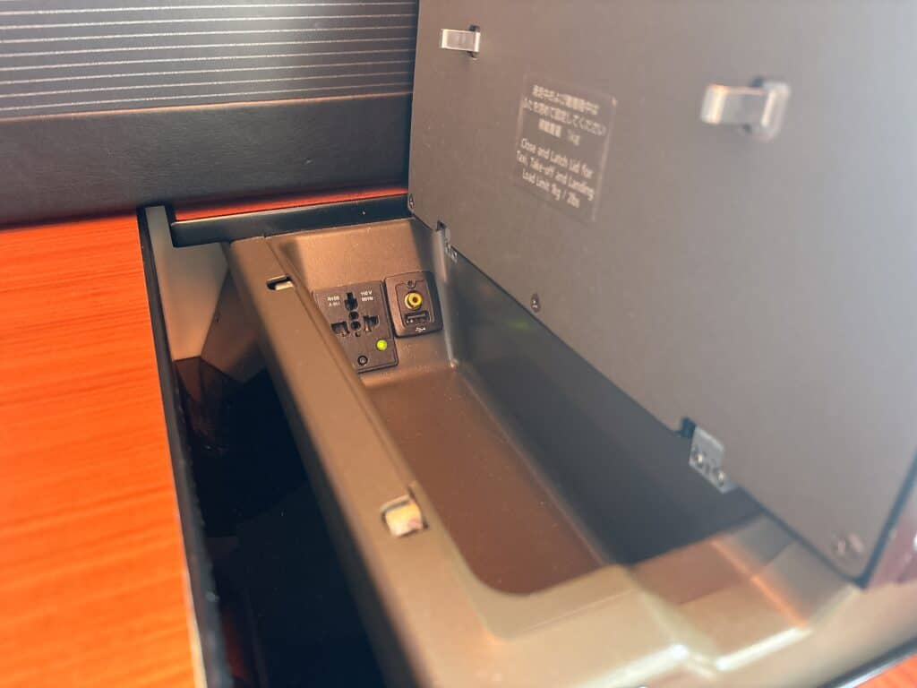 JAL SUITEの電源プラグ