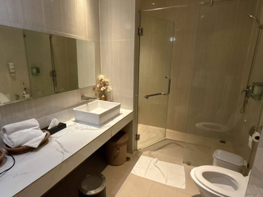 シャワールームを全体的に撮影したもの