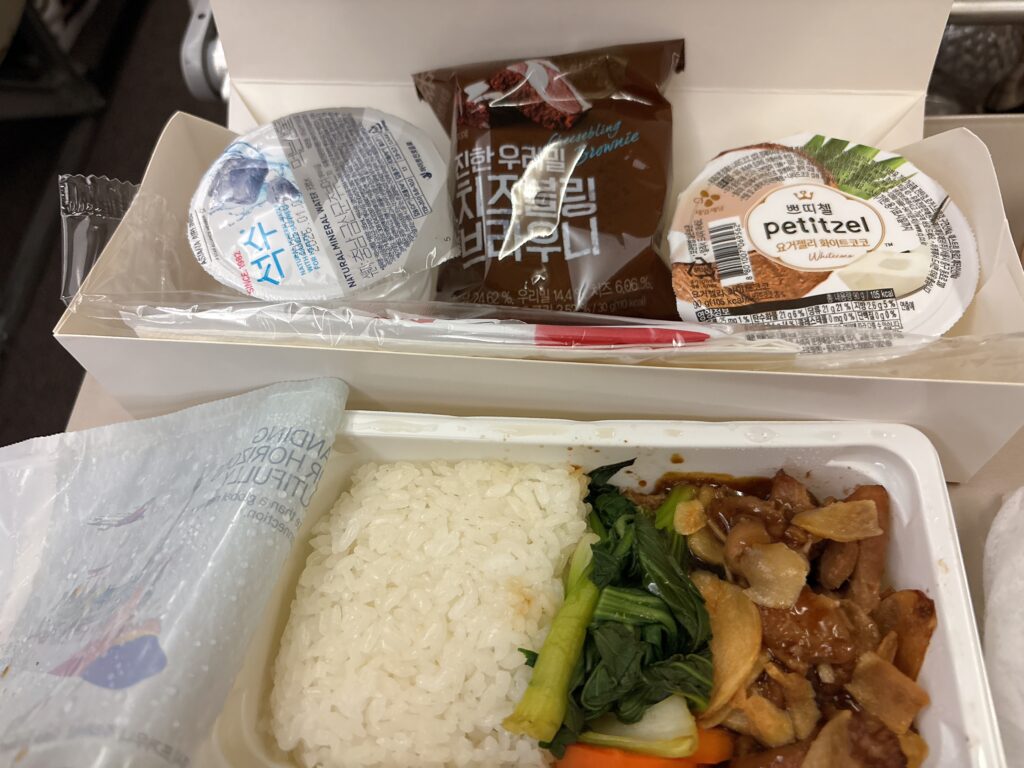 2025年7月に搭乗した際のアシアナ航空エコノミークラスの機内食
