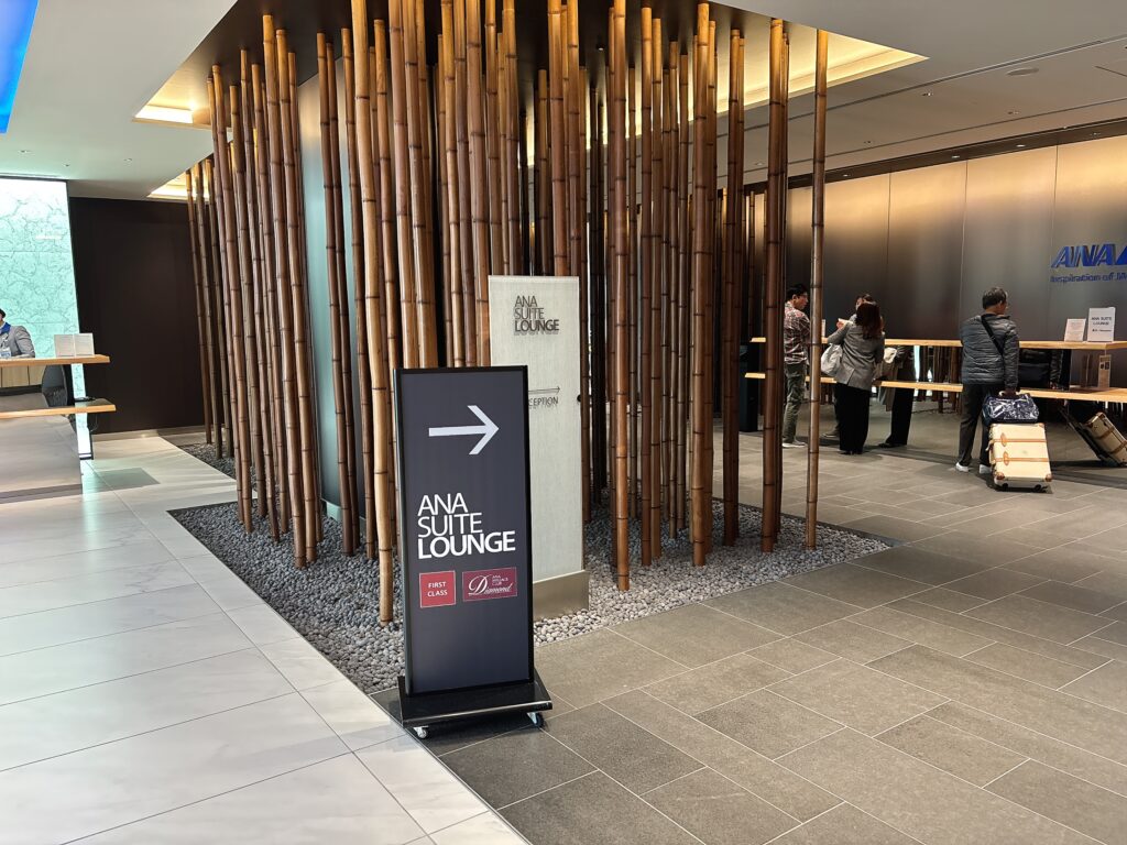 ANA国際線ファーストクラスラウンジ入り口