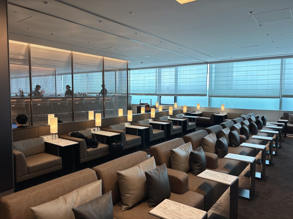 ANA国際線スイートラウンジ羽田空港第2ターミナルのラウンジエリア全体の様子