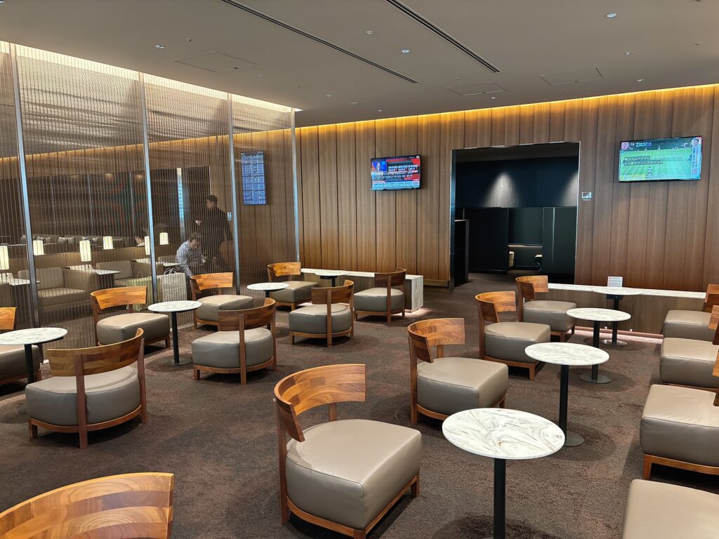 別角度から撮影したANA国際線スイートラウンジ羽田空港第2ターミナルのラウンジエリア