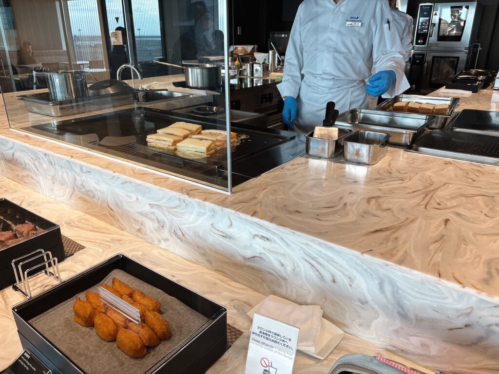 ダイニングエリア中央の調理コーナー