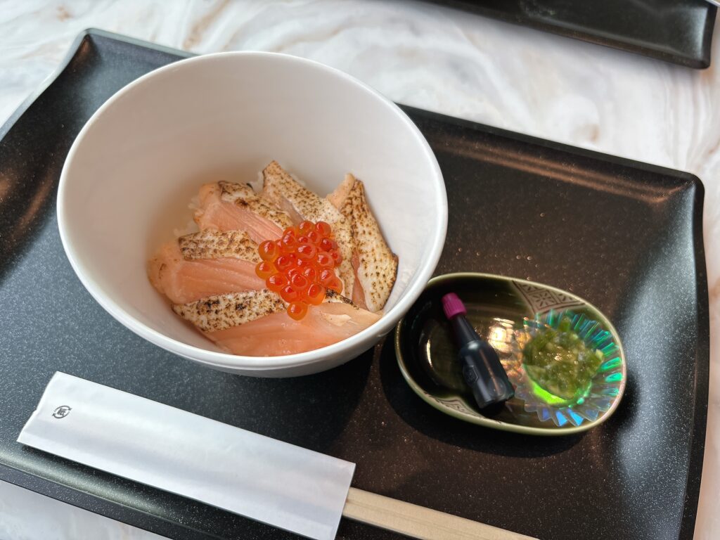 炙りサーモンといくら丼