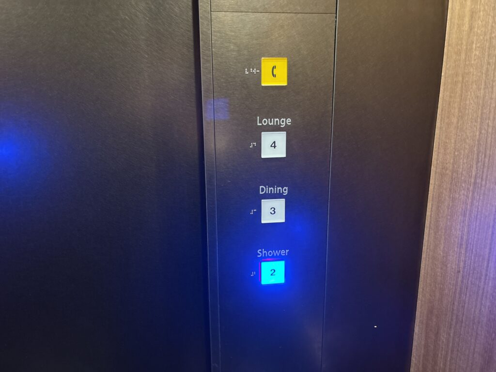 ANA国際線スイートラウンジ内のエレベーター