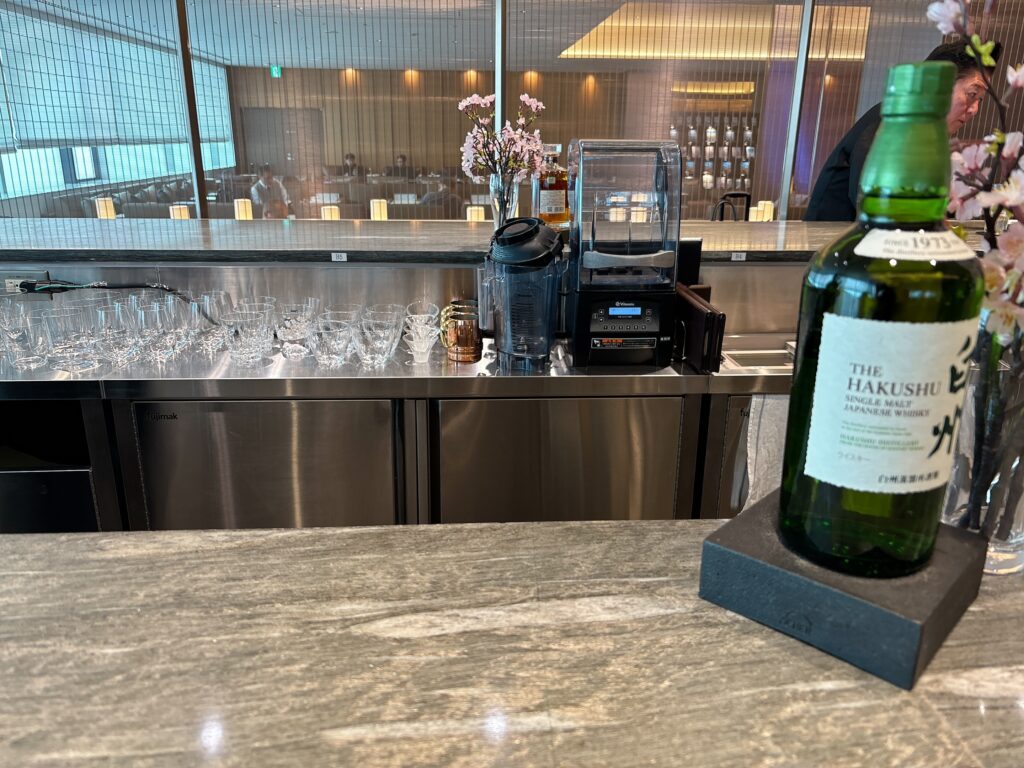 バーエリアに着席した目線