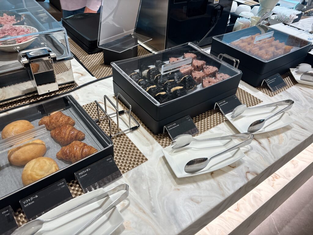 おにぎりやブレッドコーナー