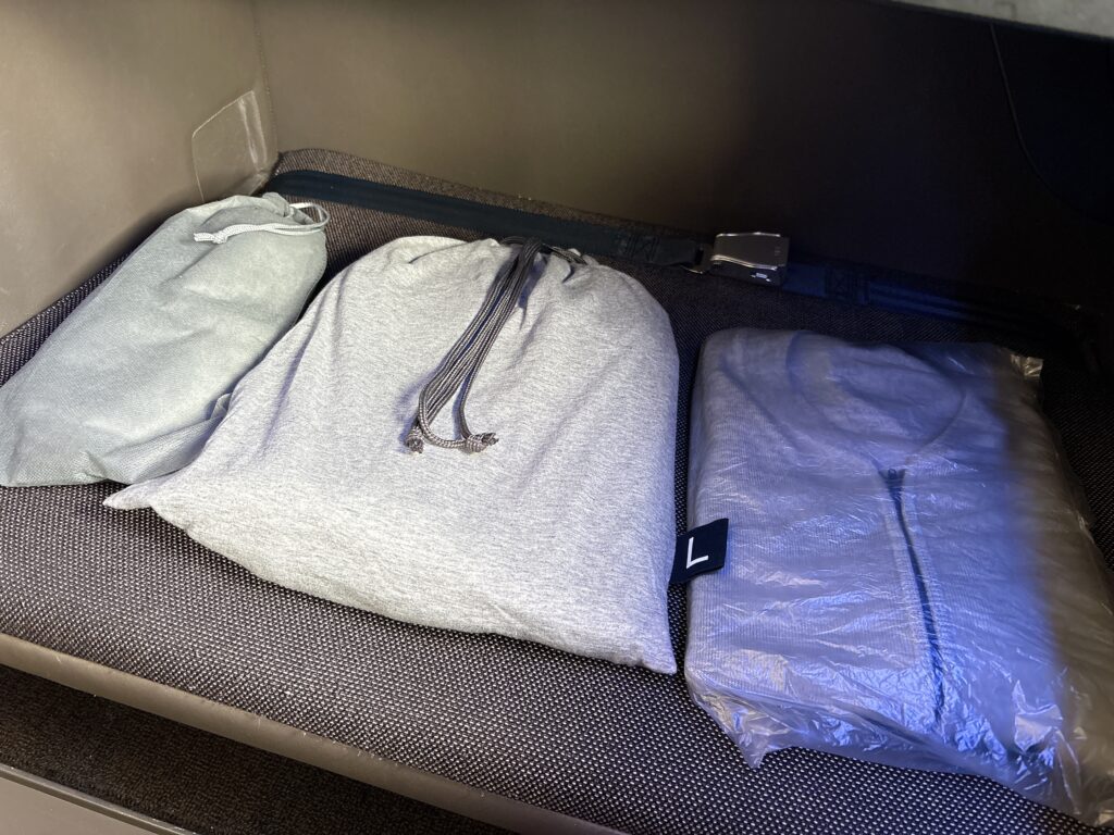 ルームスリッパ、パジャマ、カーディガン