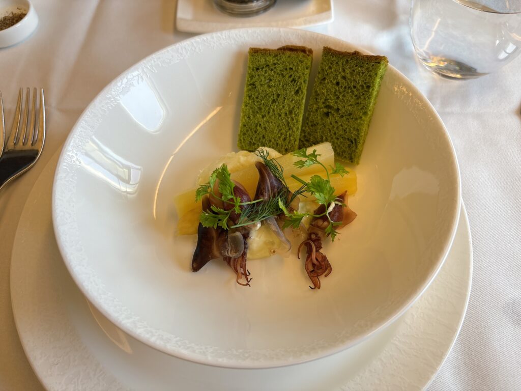 前菜のホタルイカととり貝の燻製 ホワイトアスパラの味噌漬け。