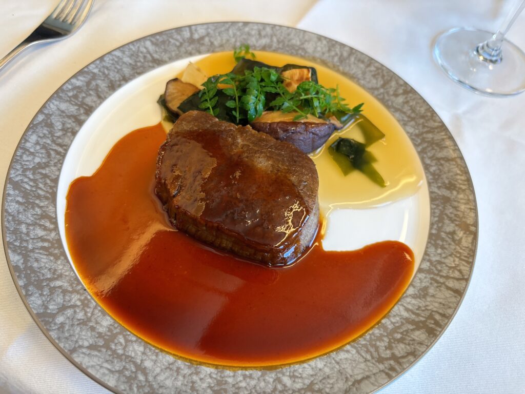 和牛フィレ肉のステーキ ワカメ、筍のスッポン餡とデミグラスソース 木の芽を添えて