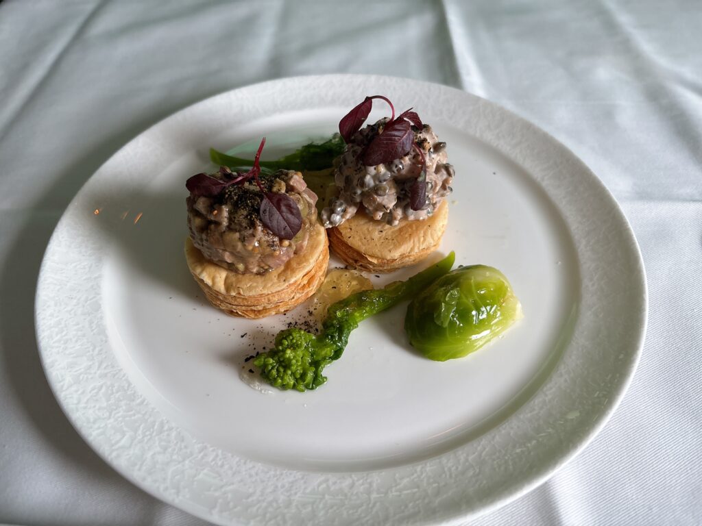 牛肉の二種のタルタルパイ ウニと海苔のパウダーを添えて