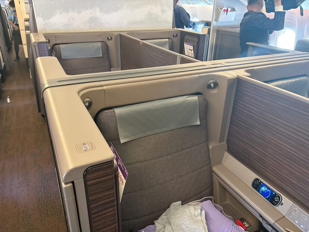 中央のTHESuiteの外観