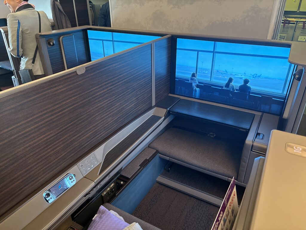 別角度から撮影した中央のTHESuite