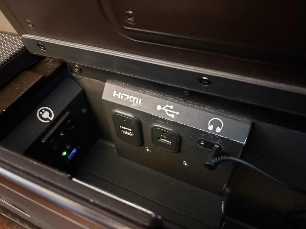 THESuiteの電源アダプター