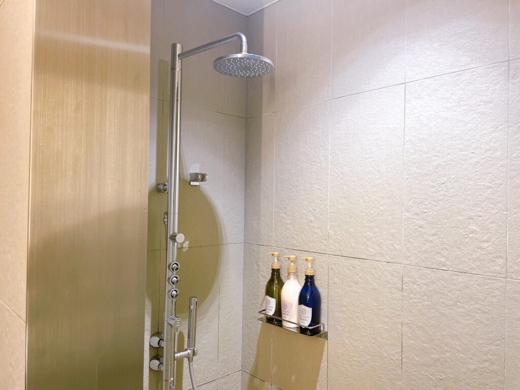 ANAスイートラウンジのシャワールーム