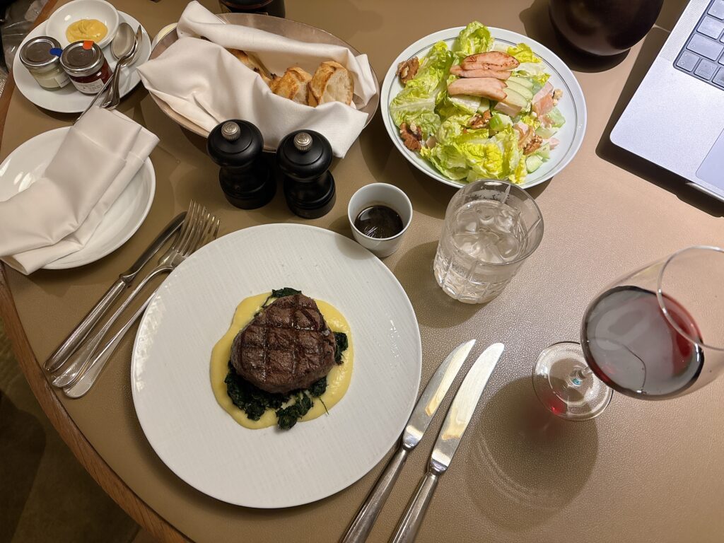 ウォルドーフアストリアバンコクのインルームダイニング