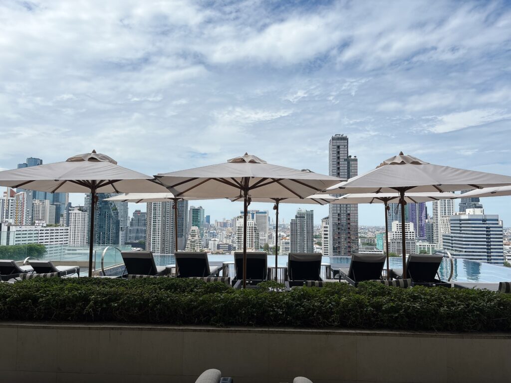 バンコクマリオットスリウォンの別角度から撮影したプール