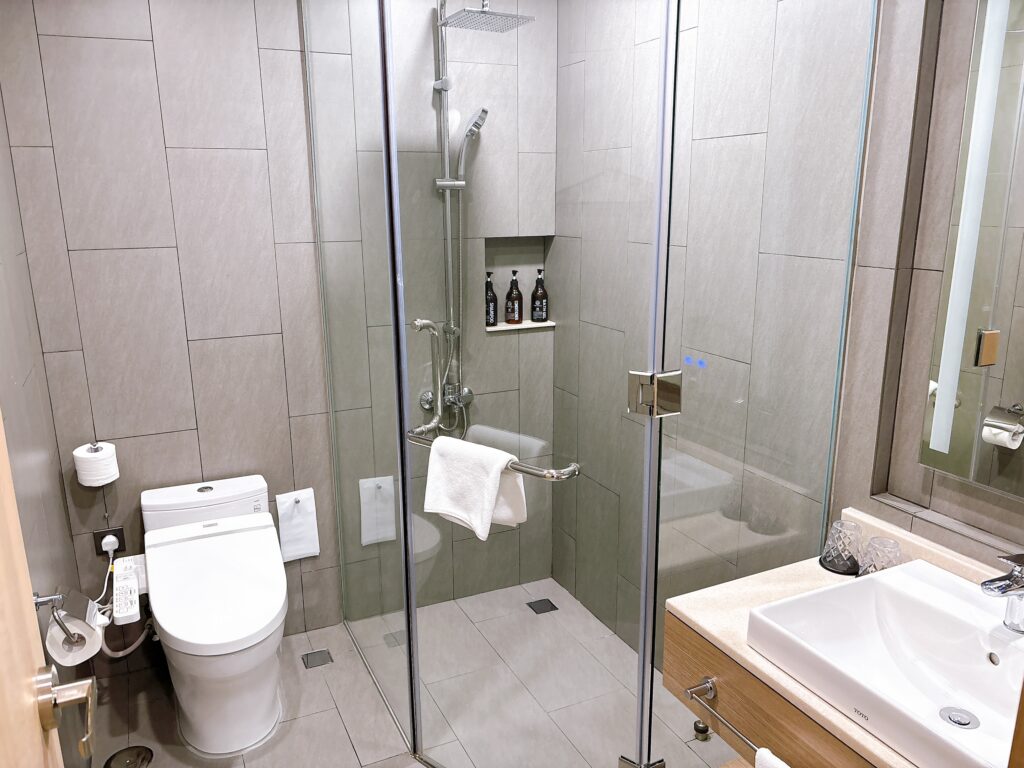 ダブルルームのバスルーム