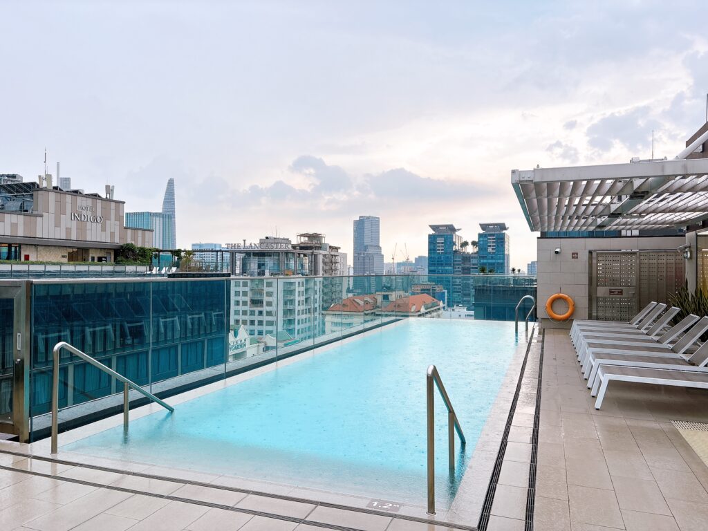 相鉄グランドフレッササイゴンのプールエリア