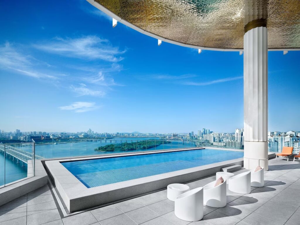 ホテルナルソウルMギャラリーアンバサダーのインフィニティプール