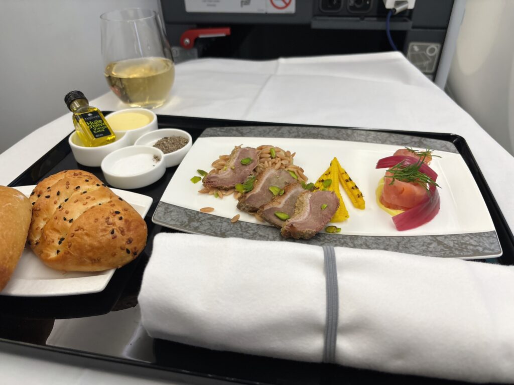 スモークダックとオルゾサラダおよびスモークサーモンのオレンジ風味ソース