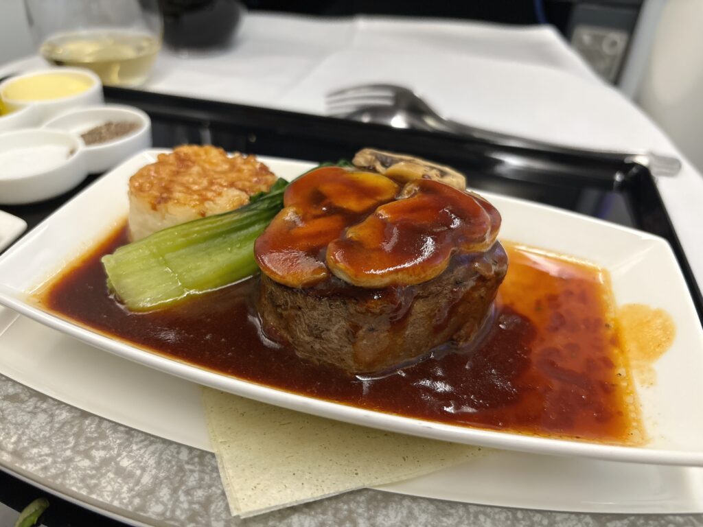 牛フィレ肉のステーキにグリーンペッパー風味のデミグラスソース