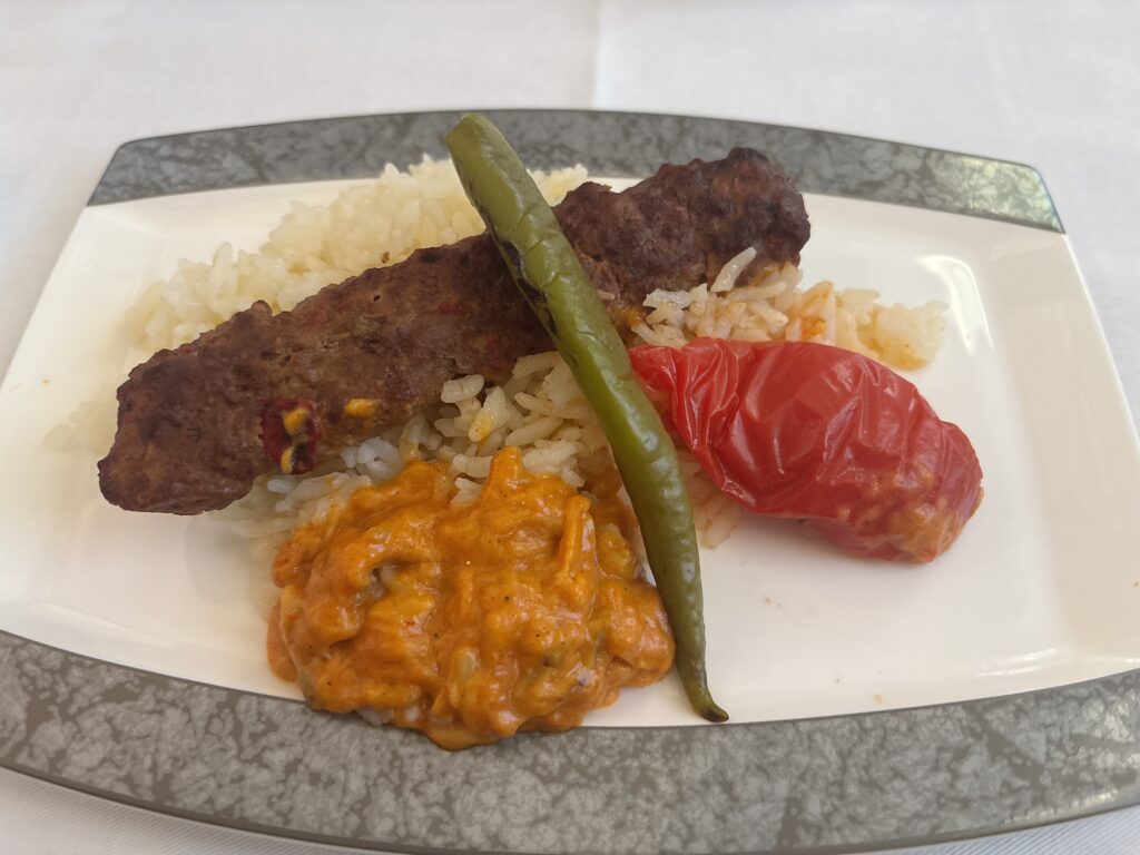 ケバブと茄子のパプリカソース グリーンペッパー添え