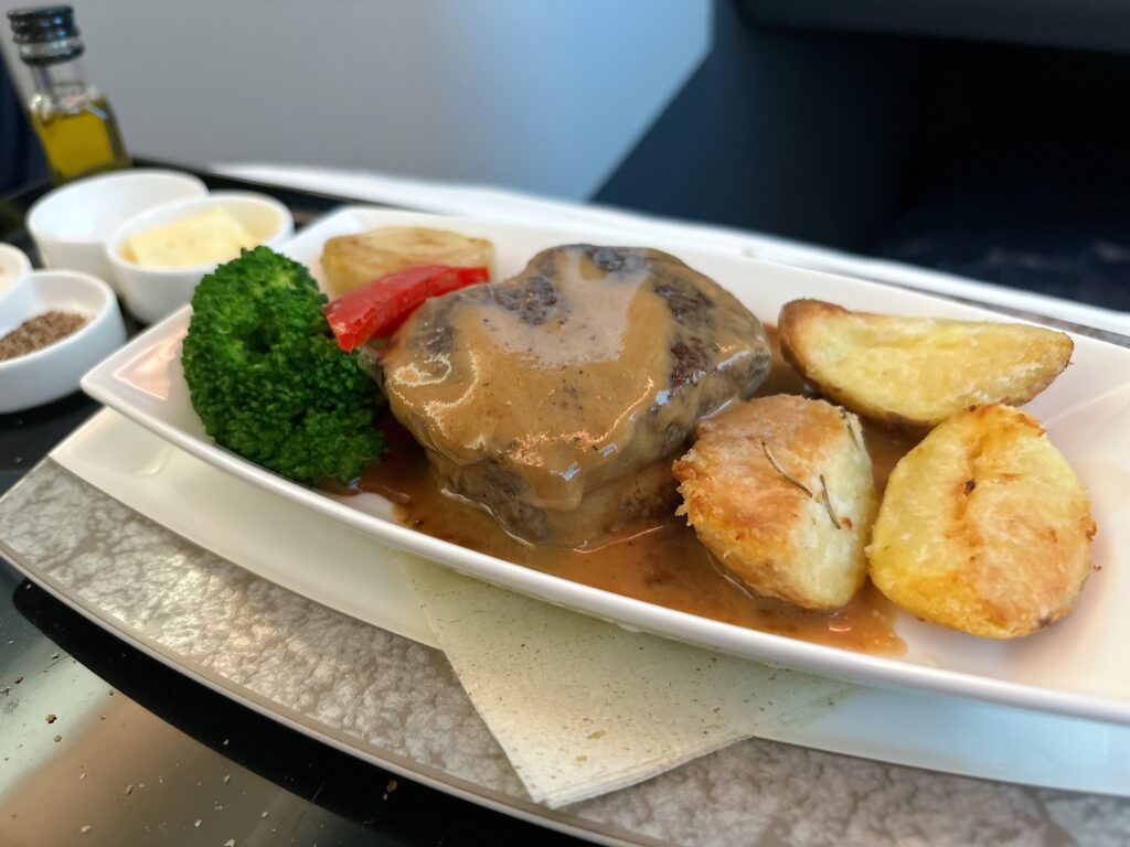 牛フィレ肉にはソテーポルチーニのクリームソース