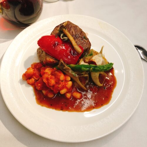 牛フィレ肉の牛フィレ肉のステーキとトリュフ風味のマデイラワインソース