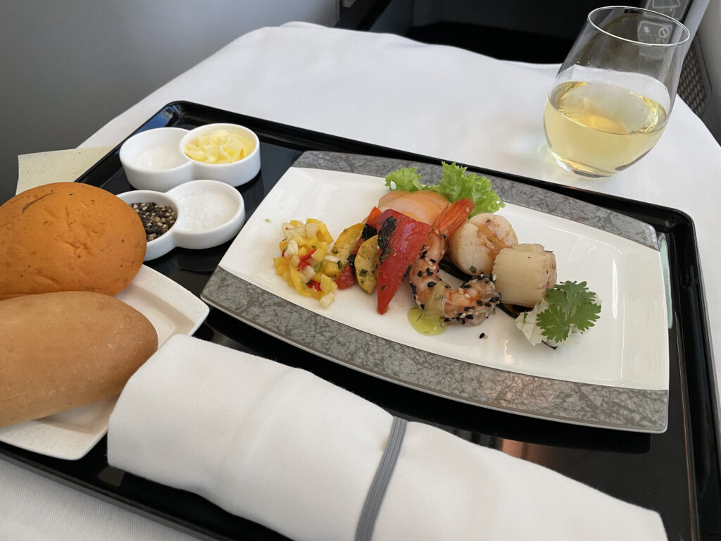 ホタテ、エビ、サーモンのサラダ