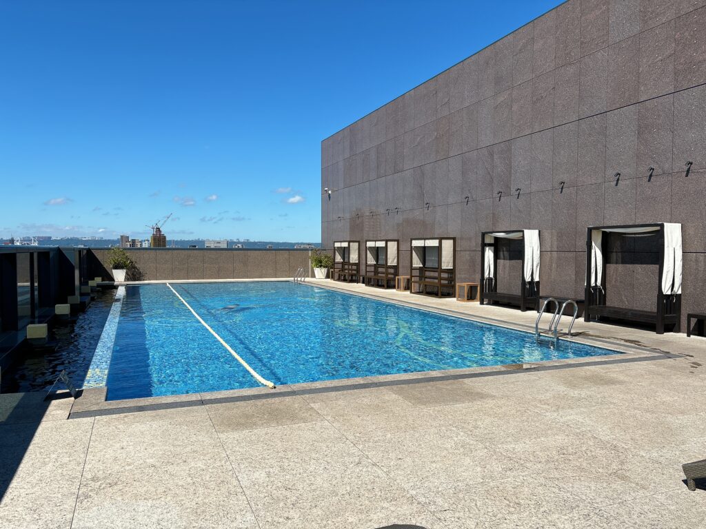 オークラプレステージ台北のプールエリア