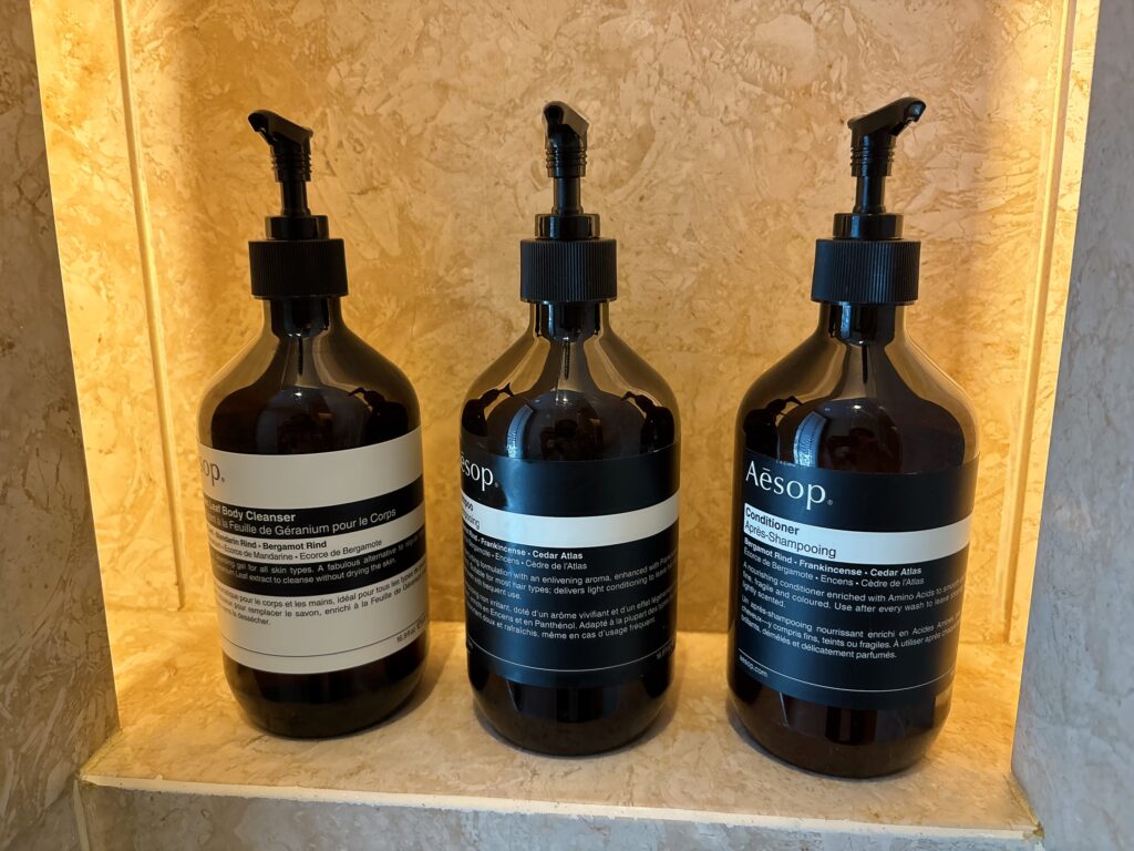 ウォールドーフアストリアバンコクのバスアメニティ