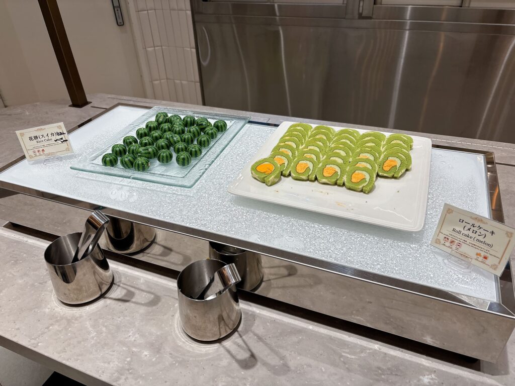 花餅とロールケーキ