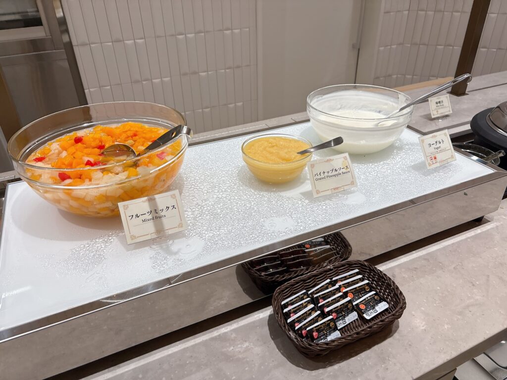 フルーツミックスやヨーグルト