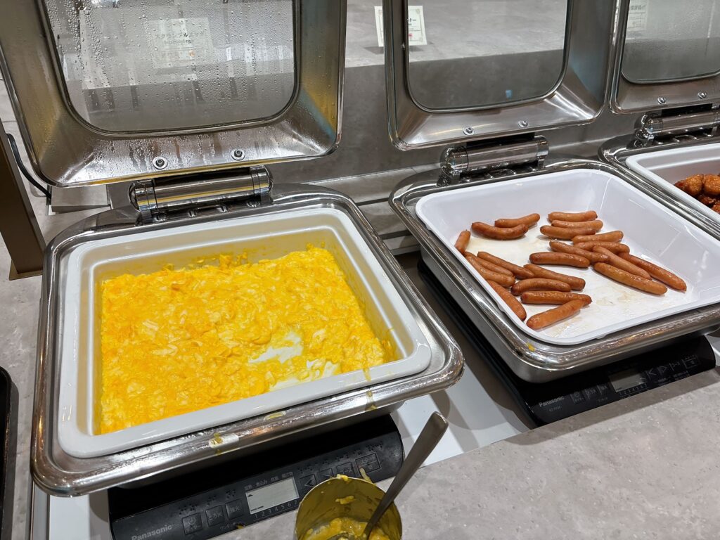 ソーセージ、スクランブルエッグ