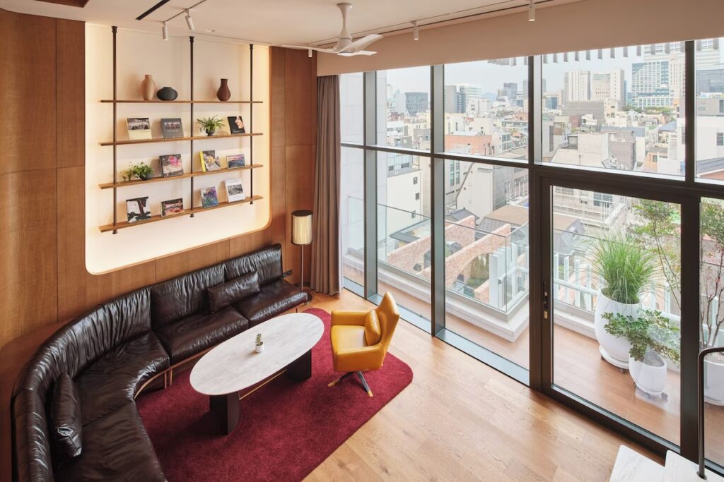 別角度から撮影したアナンティ・アット・カンナムの内観