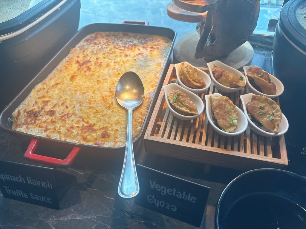 カクテルタイムに提供されていた揚げ餃子とグラタン